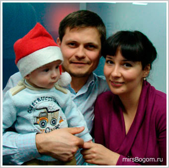 Андрей Стариков с супругой и ребенком